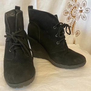 Size 8.5M w Charlie Albert black suede lace up wedge heeled ankle booties